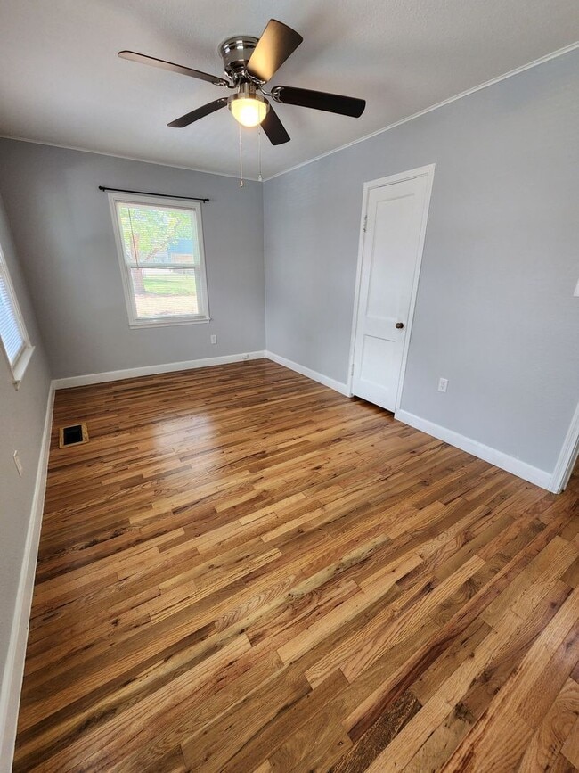 Building Photo - 3/1 Charmer in West Lampasas