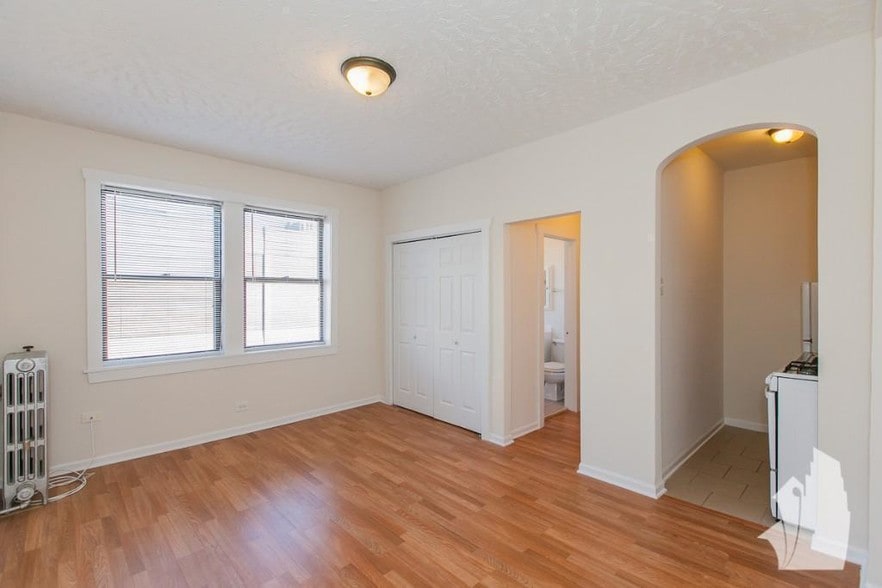 Building Photo - 839 W Sheridan Rd