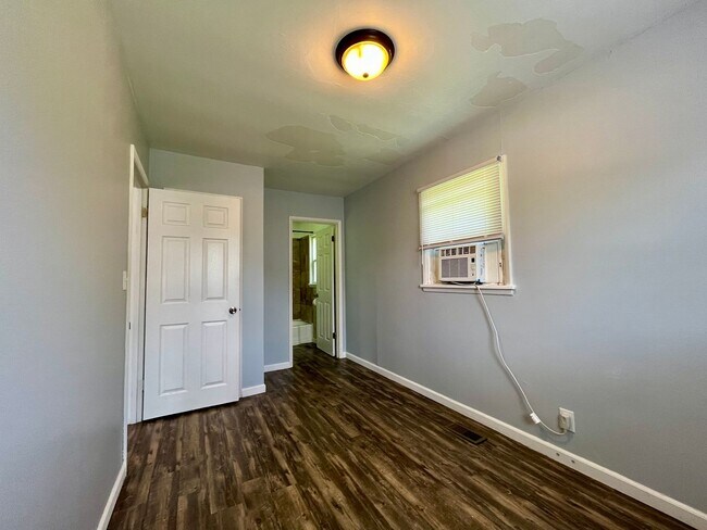 Building Photo - 703 W Main St