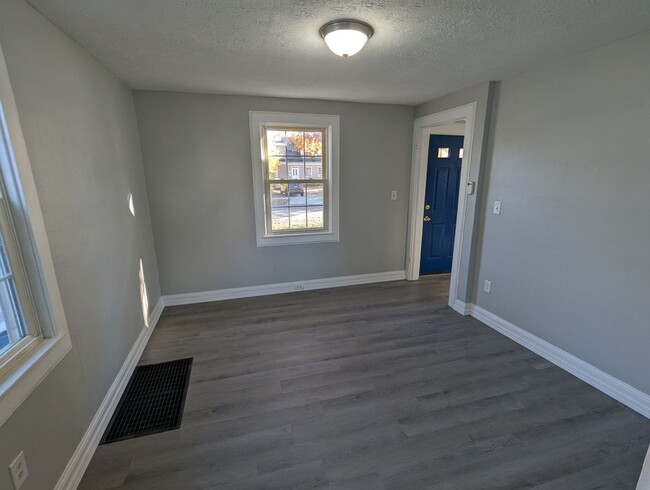 Building Photo - Charming Remodeled 2-Bedroom Home with 2-C...