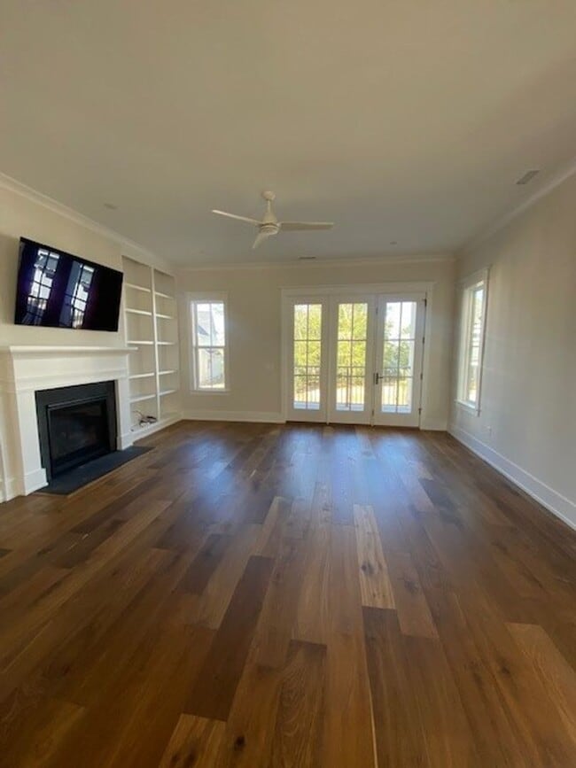 Building Photo - Welcome to our luxurious townhouse in the ...