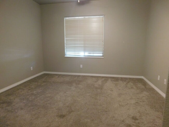 Building Photo - TWO WEEKS FREE RENT IN FOUNTAIN GREENS!