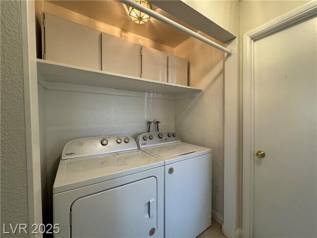 Building Photo - 6121 Meadow Haven Ln