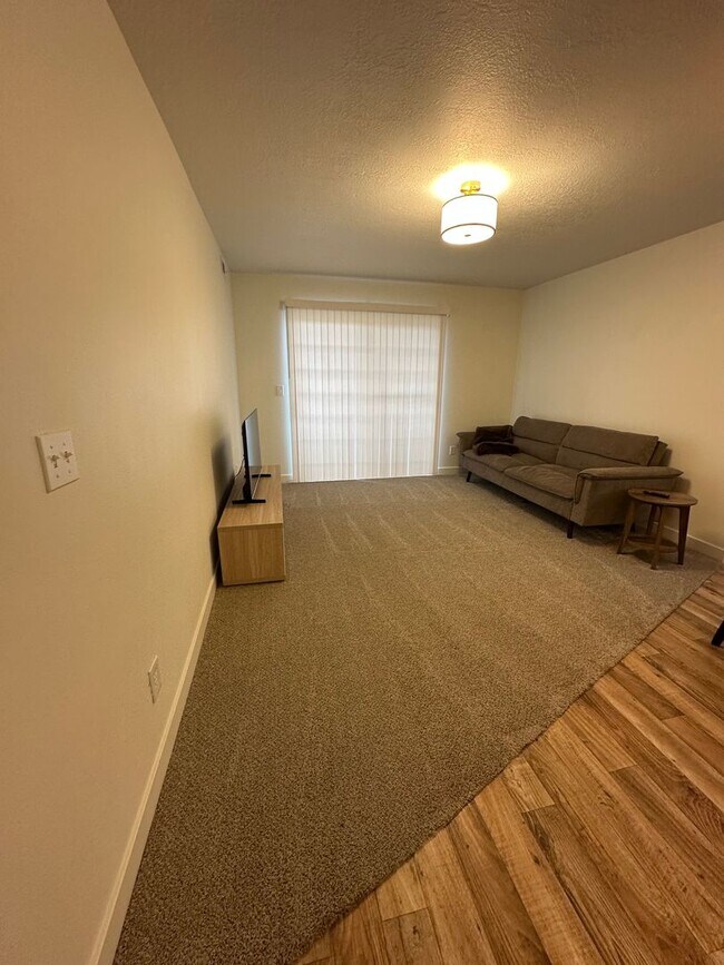 Building Photo - Partially furnished condo in Orem
