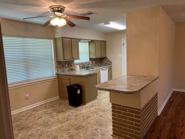 Building Photo - 110 Oleander St