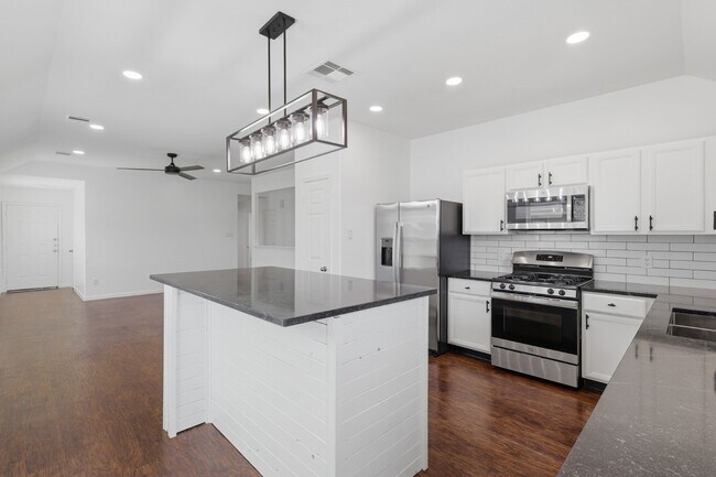 Building Photo - 6114 El Oro Dr