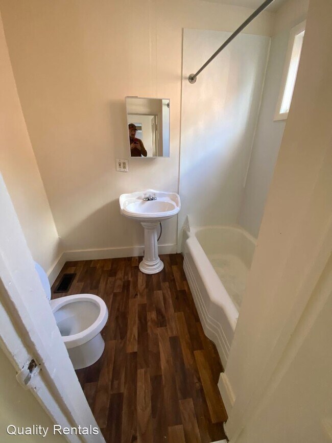 Building Photo - 3 br, 1 bath House - 1119 E 11TH