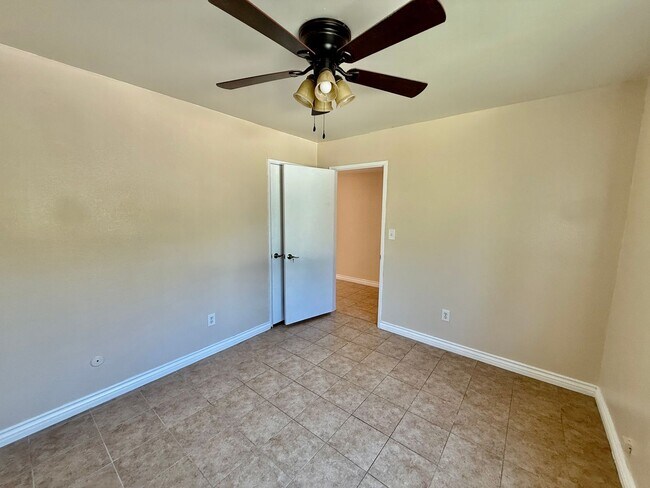Building Photo - Large Single Story Home w/Loft