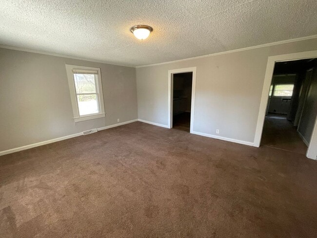 Building Photo - 3 bedroom 1 bath house available!