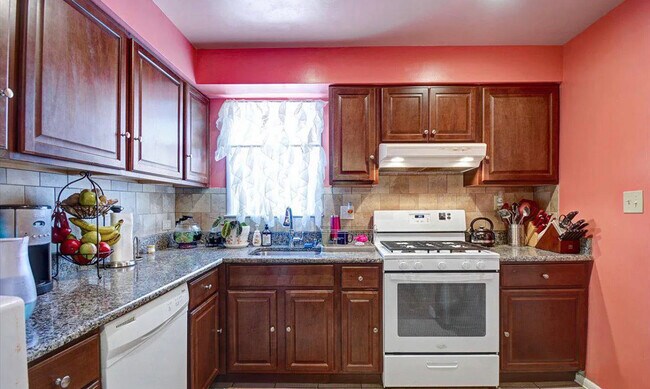 Building Photo - 1120 Rosedale Ave