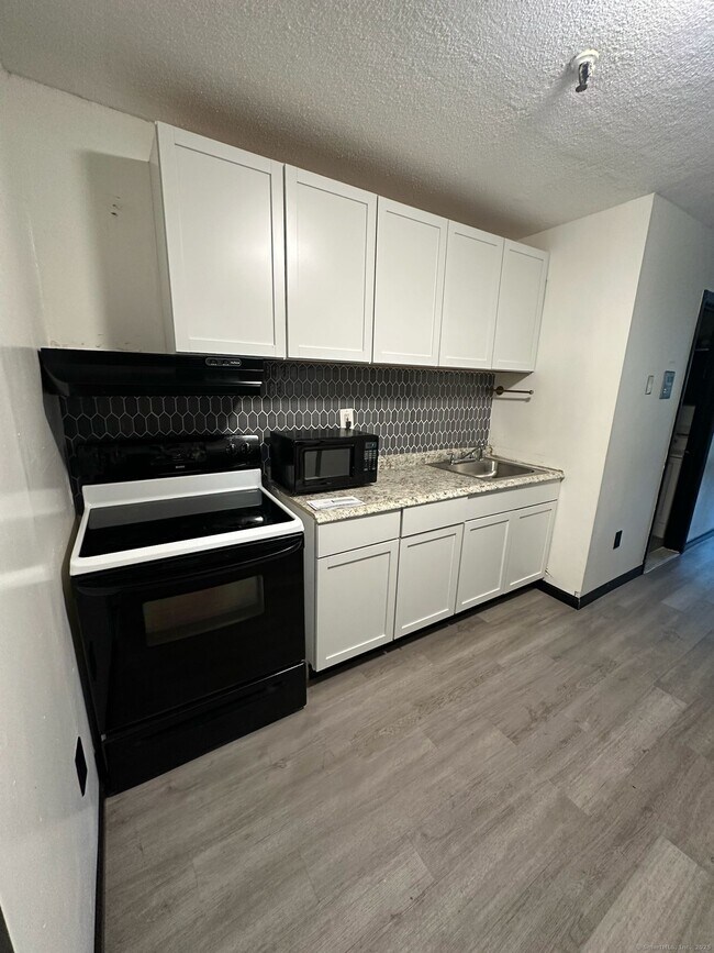 Building Photo - 1660 E Main St