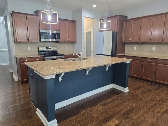 Building Photo - NEW LISTING- 4 bd/ 2.5 ba located MINUTES from Fort Bragg! Quiet Neighborhood!