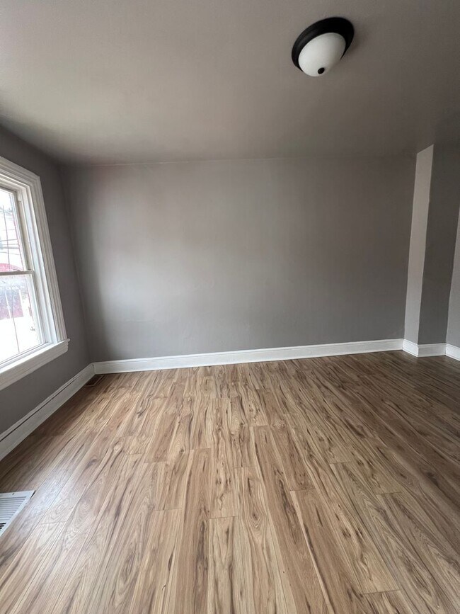 Building Photo - Single 3 BR House, close to downtown Lanca...