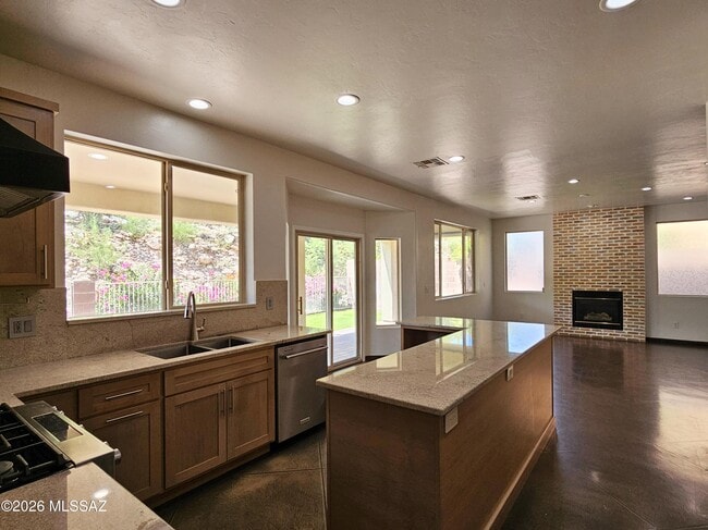 Building Photo - 4389 N Sunset Cliff Dr
