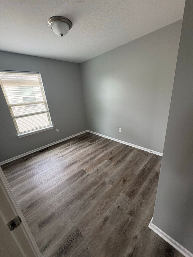 Building Photo - Inviting 3 Bedroom Townhome with Functional Layout