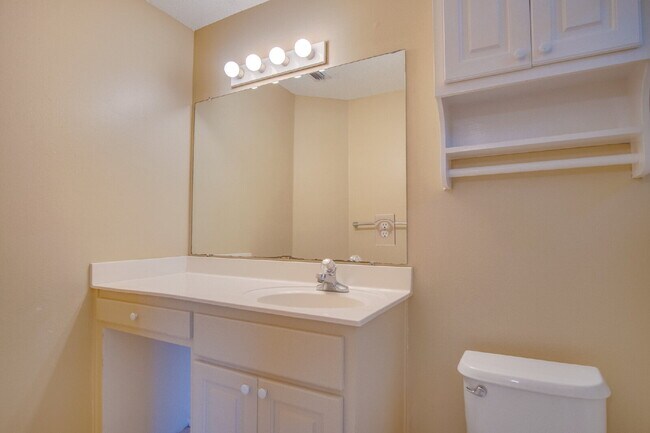 Building Photo - Santa Rosa 3/2.5 Townhome – Minutes from N...