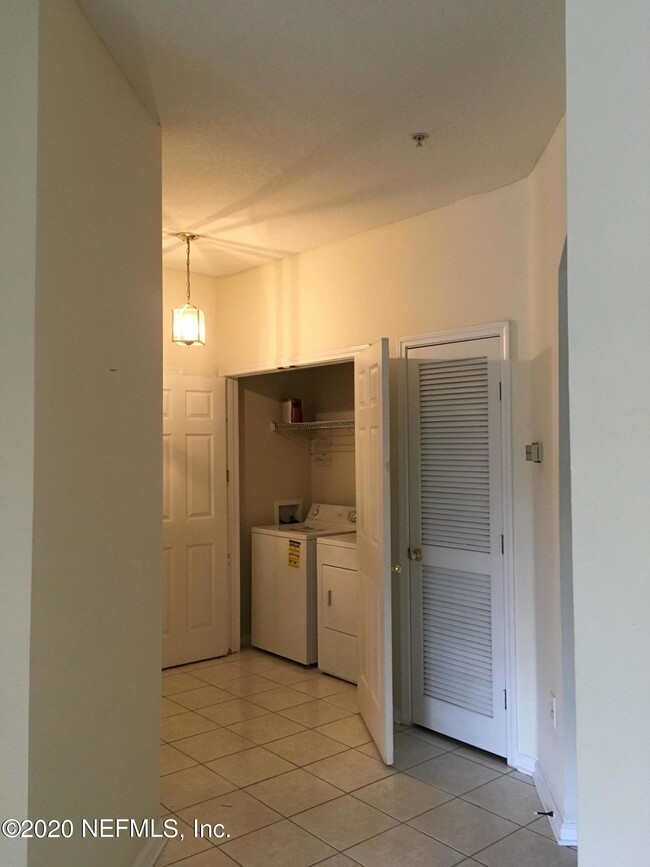 Building Photo - 10550 Baymeadows Rd