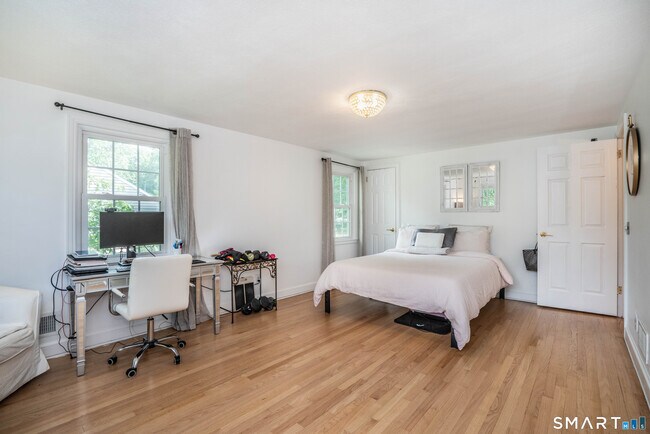 Building Photo - 25 Greensview Dr