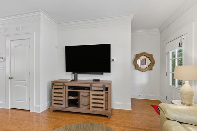 Building Photo - 4 Dearing St