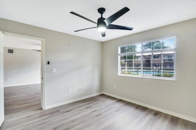 Building Photo - 1700 Crestwood Ct S