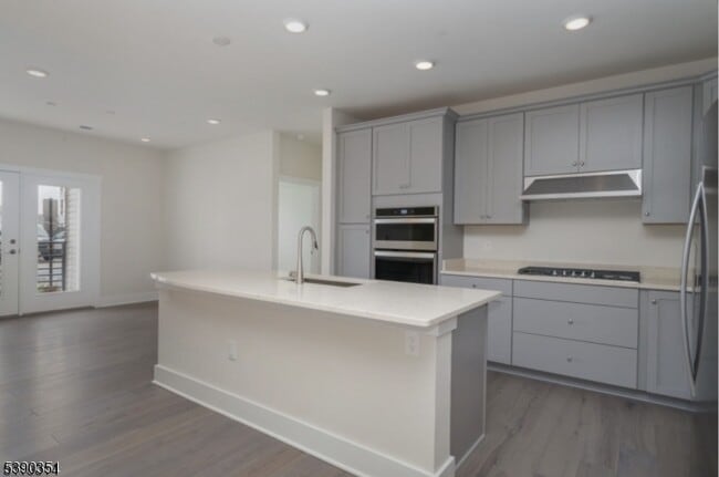 Building Photo - 2 Vanderbilt Blvd