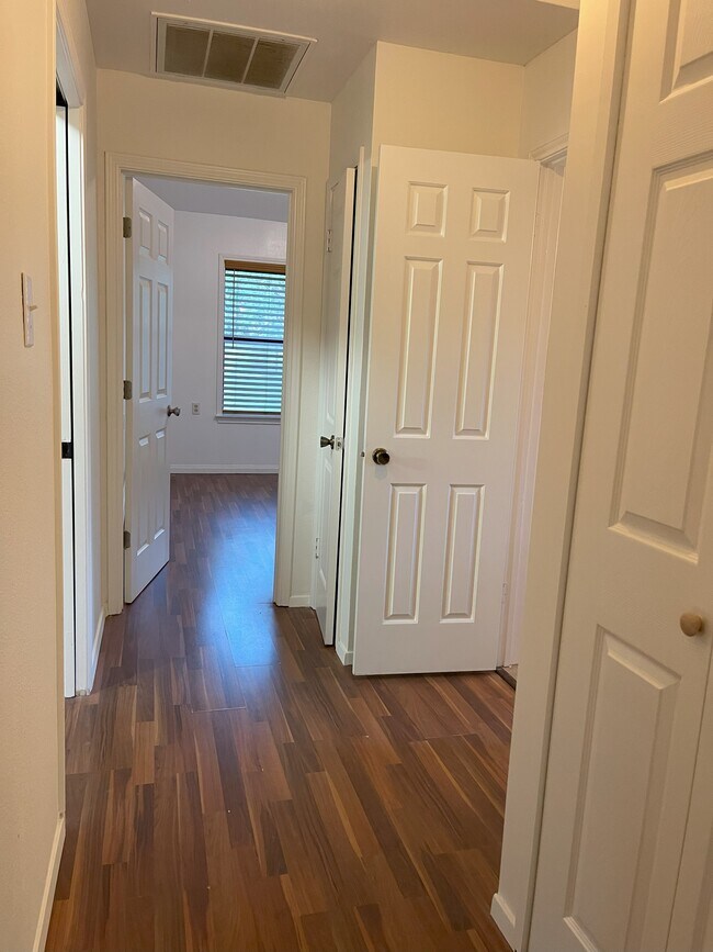 Building Photo - 9417 Aqua Dr