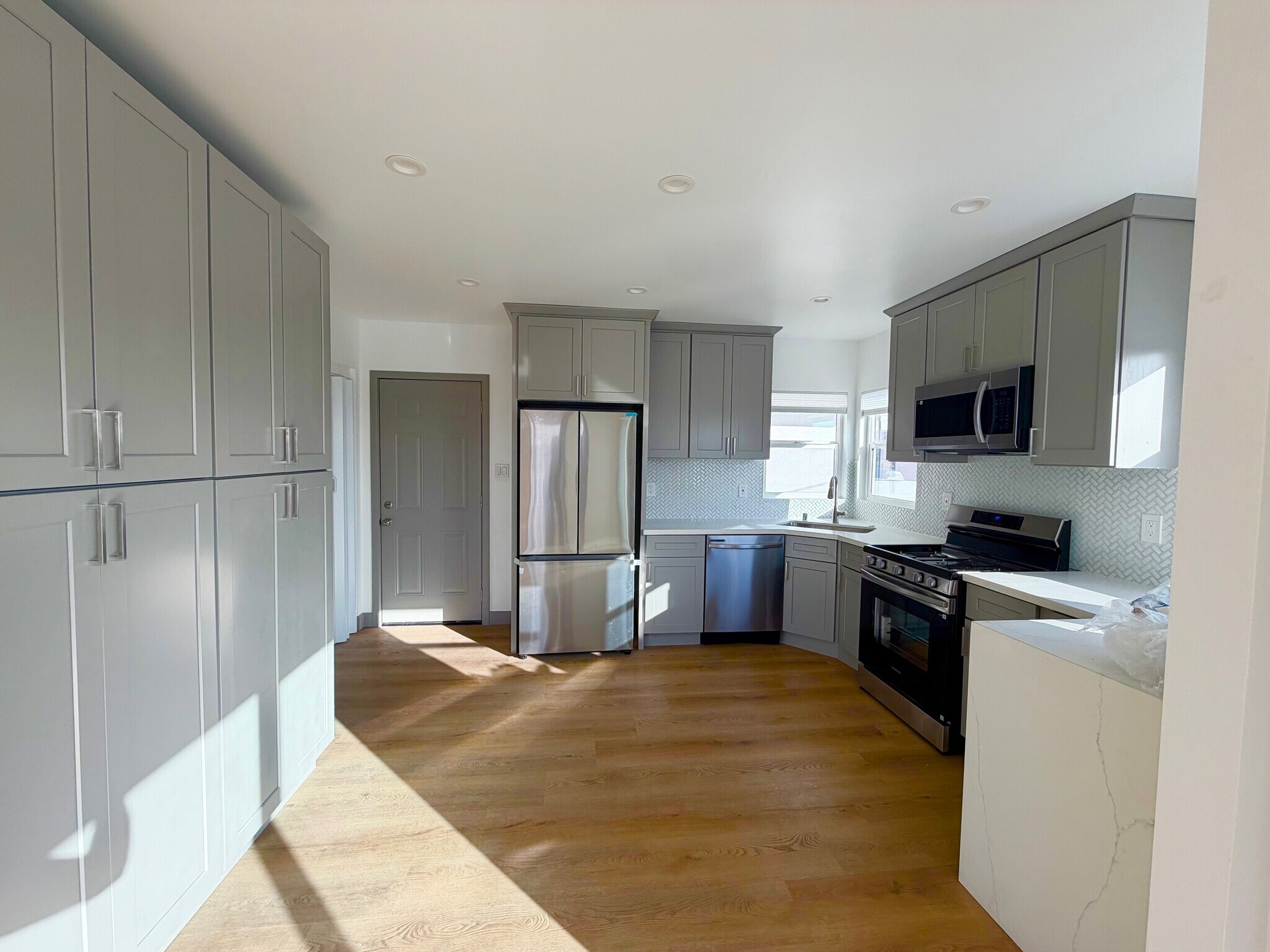 Kitchen - 626 N Irena Ave