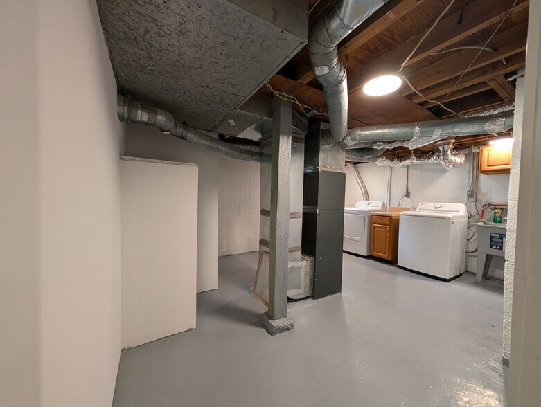 Building Photo - 125 Maple Manor Dr