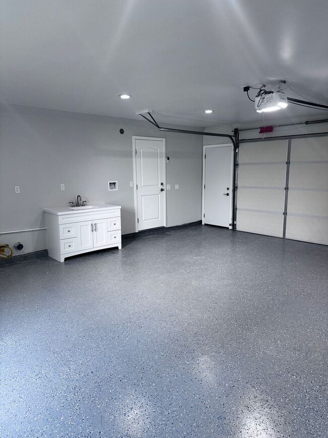 Building Photo - Spacious 3 Bed 2 Bath in Enderle Gardens: ...