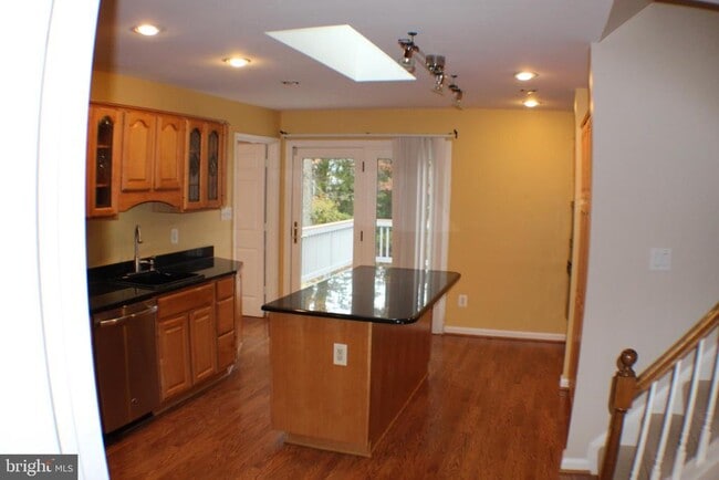 Building Photo - 5584 Queen Victoria Ct