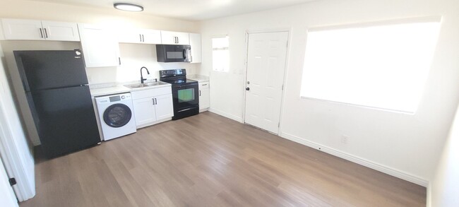 Building Photo - 1 BEDROOM UNIT IN PRIME PHOENIX LOCATION