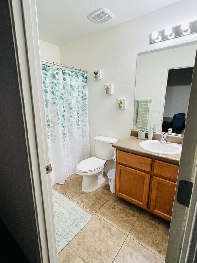 Building Photo - Furnished monthly rental home with all uti...