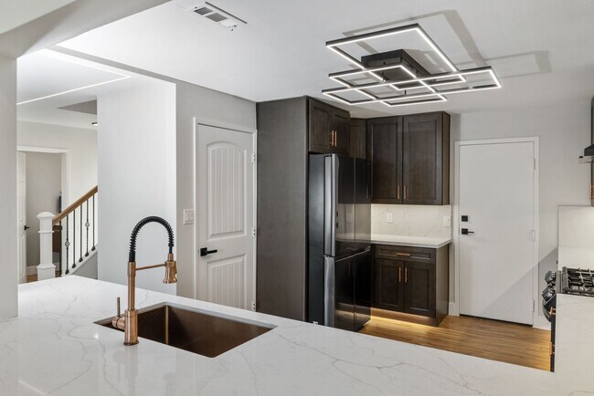 Building Photo - **Special** Bright spacious 3 bedroom 2 ba...