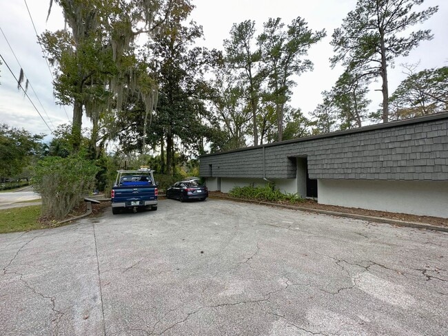 Building Photo - Huge 6 Bedroom, 3.5 Bathroom House in the ...