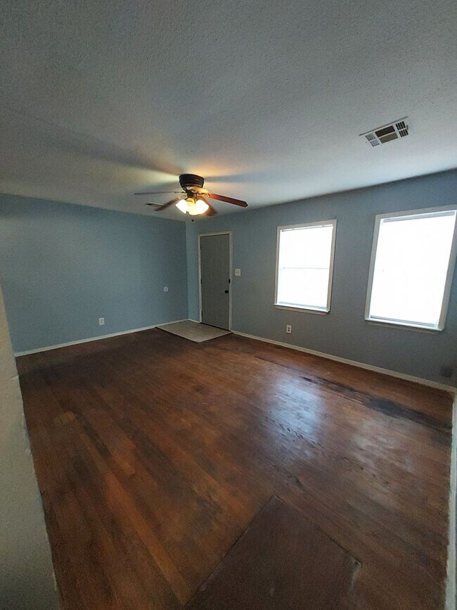 Building Photo - 3 bedroom 1 bath