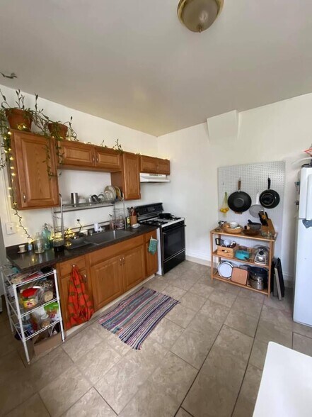 329 N Geneva #1 kitchen - 329 N Geneva St