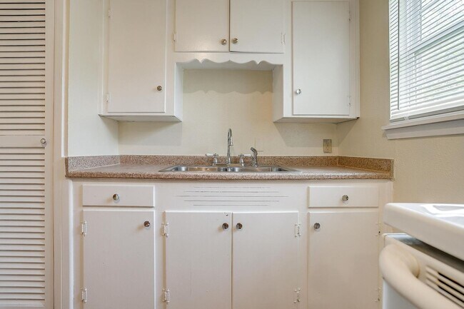 Building Photo - 3537 Half Moon Dr
