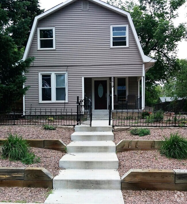 Building Photo - Charming 2 story home available on quiet s...