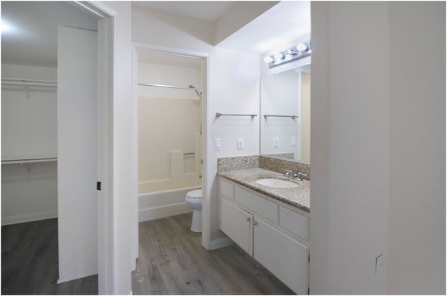 Building Photo - 1 Bedroom Condo - Ritz Pointe!