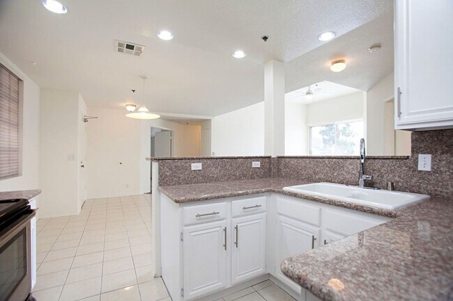 Building Photo - Gorgeous and Updated Top Floor Condo Home ...