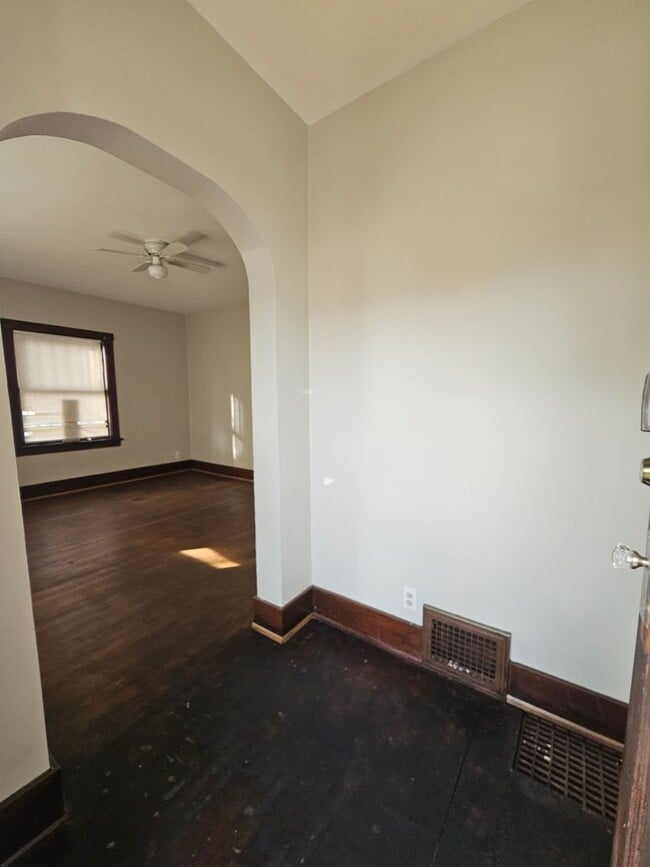 Building Photo - 3 Bedroom Home with Garage