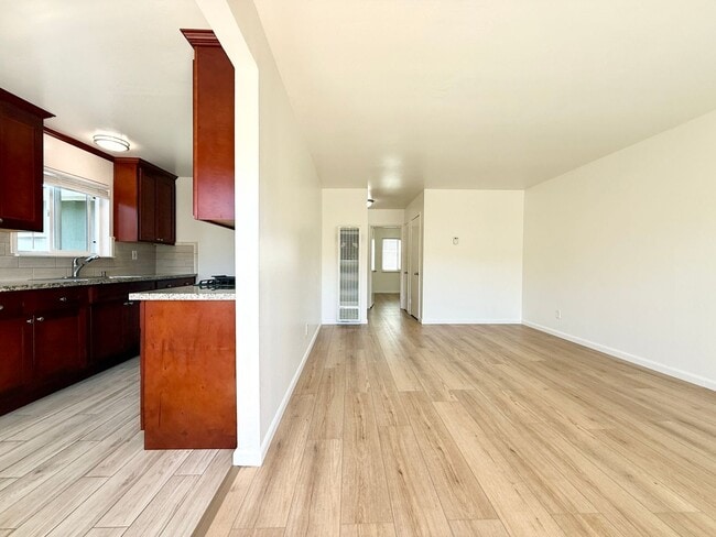 Building Photo - Refreshed 2 Bed/1-Bath Duplex Near Beach & Trails in Fairway Park