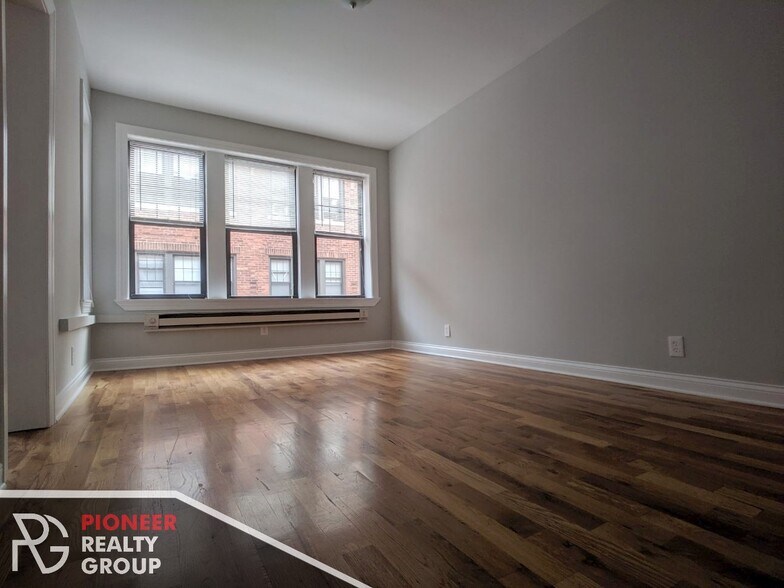 Building Photo - 4409 N Wolcott Ave