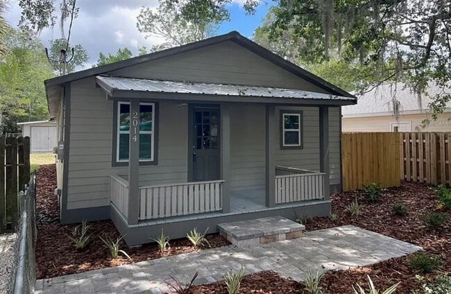 Primary Photo - Spacious 3 Bed, 2 Bath Home with Workshop ...