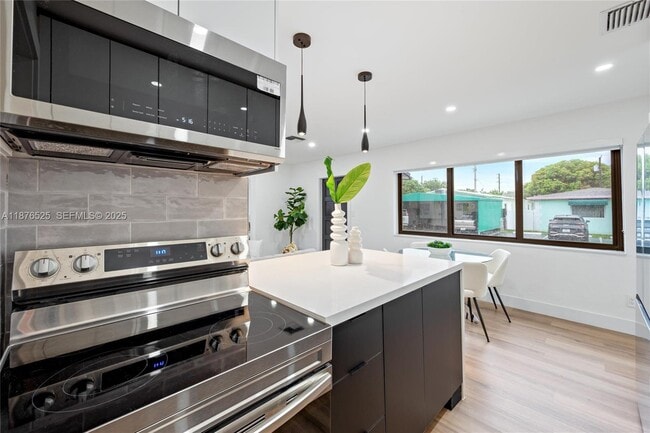 Building Photo - 1201 N 16th Ave