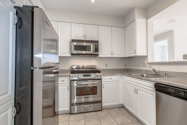 Building Photo - Centrally Located 1BD/1BA w Parking Chinat...