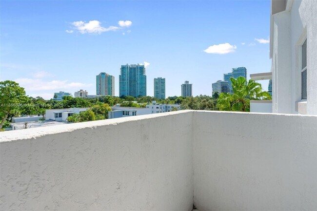 Building Photo - 3052 SW 27th Ave