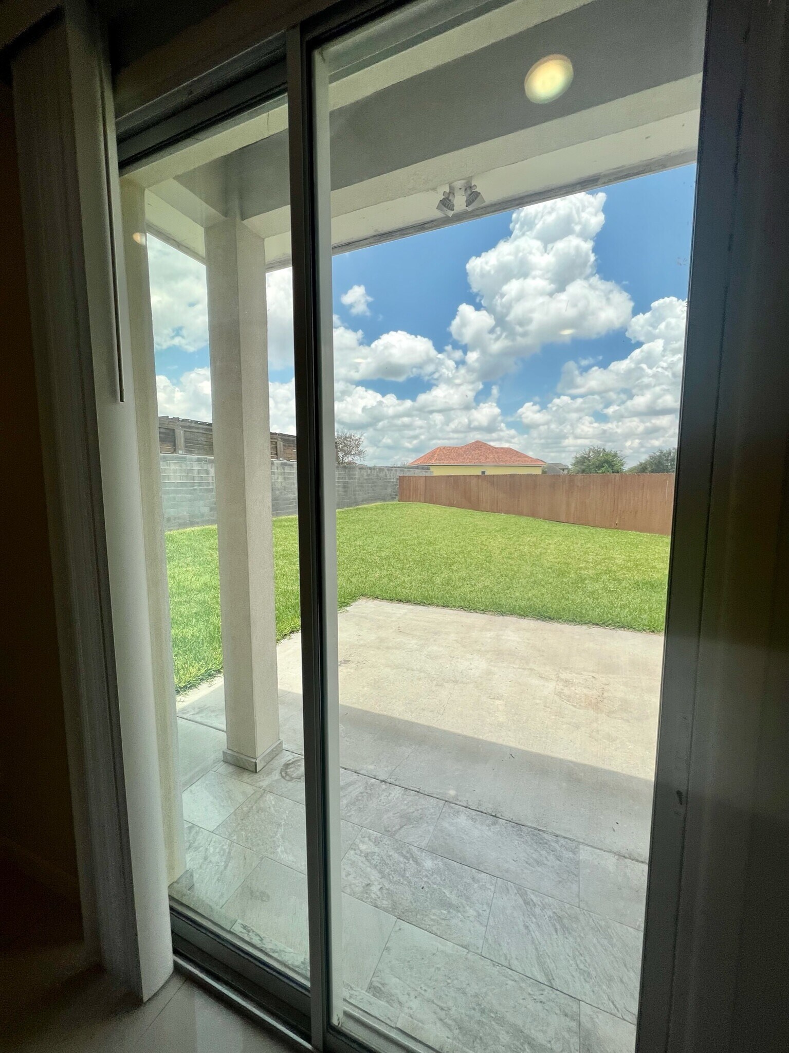 Building Photo - 1021 E La Cantera Ave