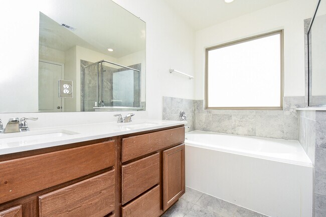 Building Photo - 15102 Darbydale Dr