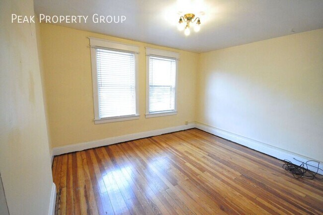 Building Photo - 2074-2078 Summit Street-2078 Summit Street...